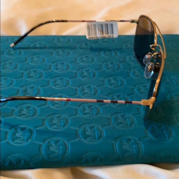 New BURBERRY - Picture 2 of 7